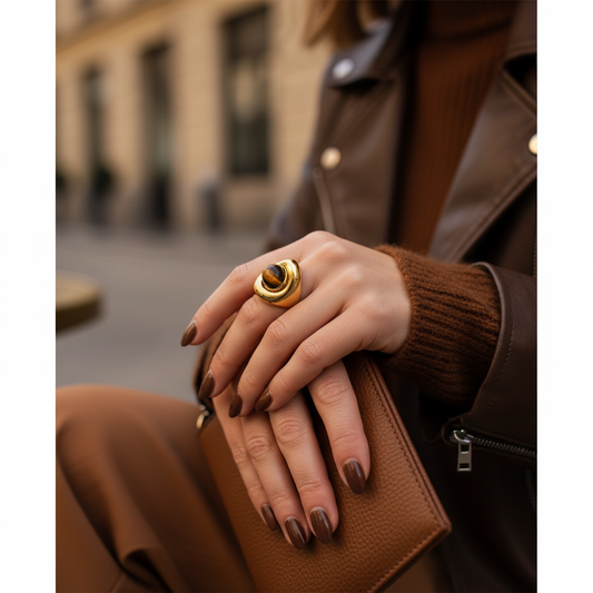 Ατσάλινο δαχτυλίδι Sculpted Stone σε χρυσό φινίρισμα με tiger eye πέτρα — So Cute by Dimi Wholesale