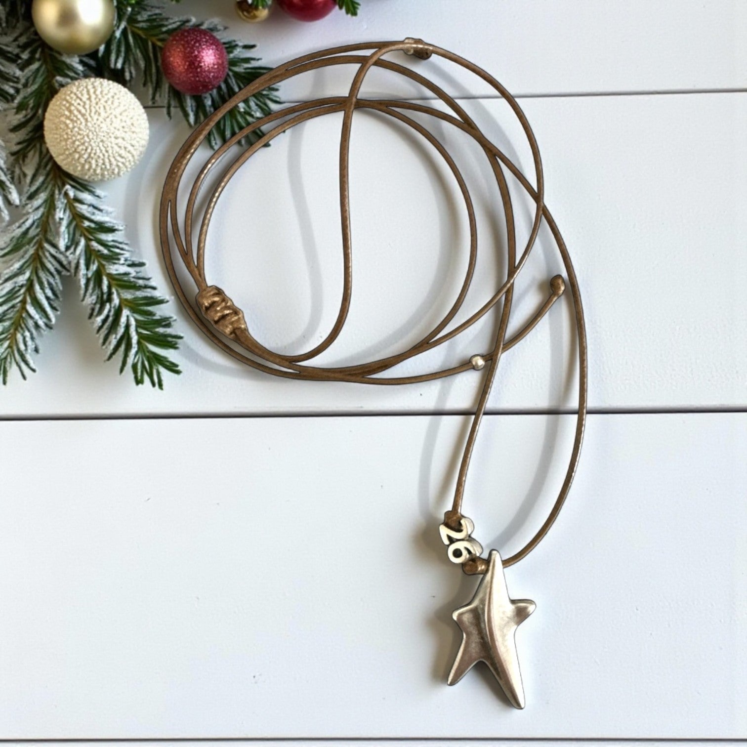 Κολιέ γούρι 2026 με αστέρι από ζαμάκ – So Cute by Dimi Wholesale