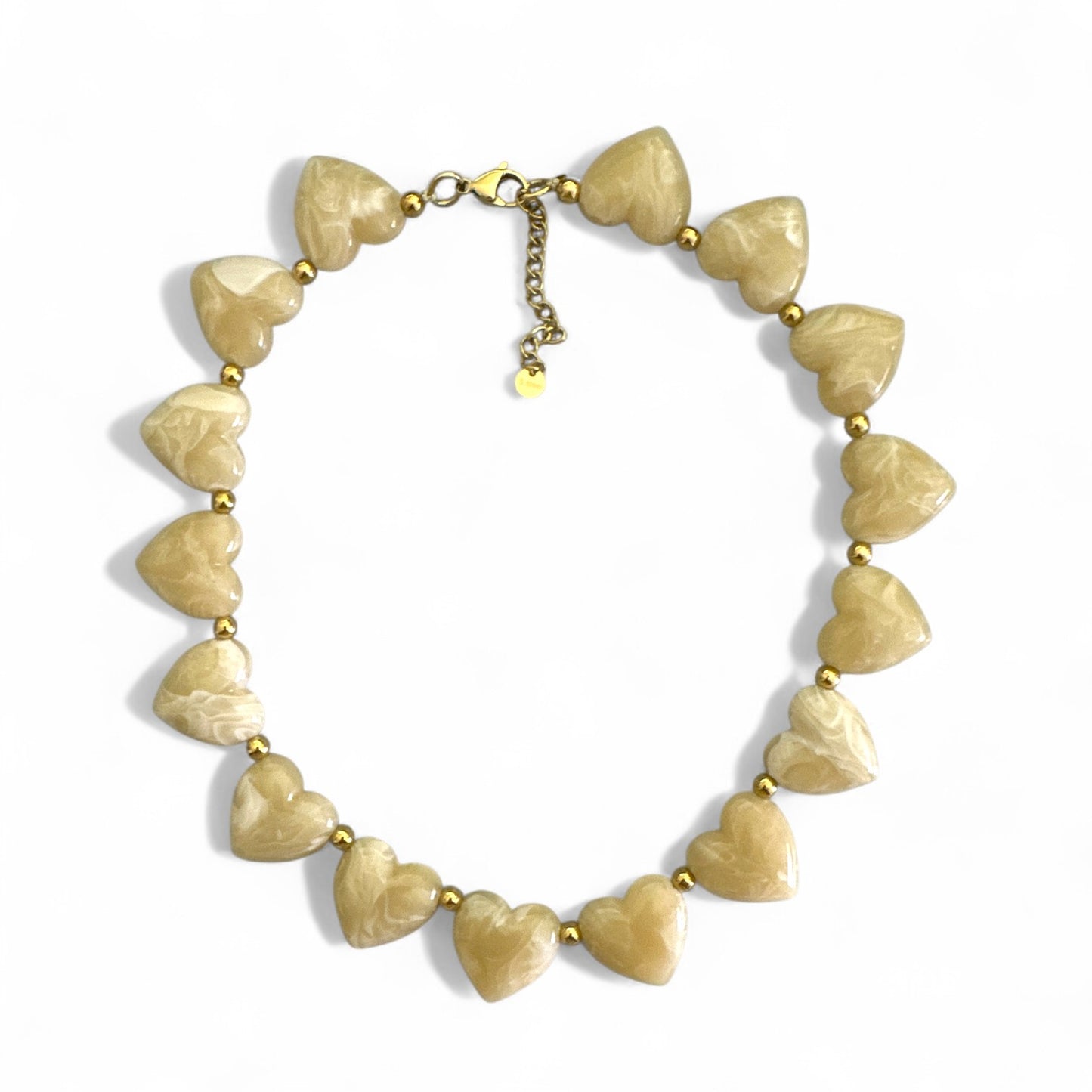 Marbella Heart Necklace – ατσάλινο κολιέ με καρδιές ρητίνης σε φθινοπωρινές αποχρώσεις, διαθέσιμο για χονδρική στο So Cute by Dimi