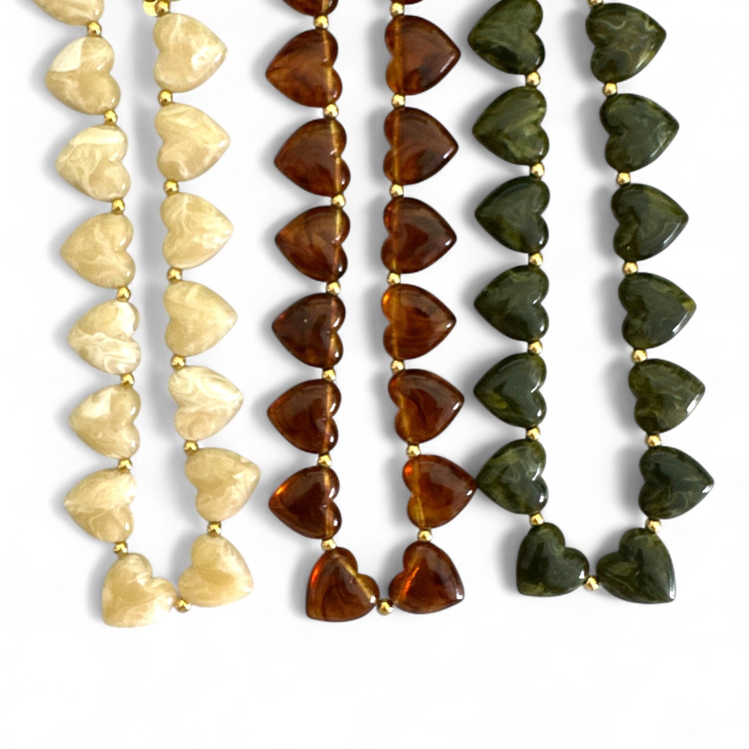 Marbella Heart Necklace – ατσάλινο κολιέ με καρδιές ρητίνης σε φθινοπωρινές αποχρώσεις, διαθέσιμο για χονδρική στο So Cute by Dimi