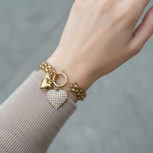 Βραχιόλι από ανοξείδωτο ατσάλι με charms καρδιές και ζιργκόν, φωτογραφημένο σε γυναικείο καρπό | So Cute by Dimi