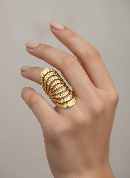 Χρυσό ατσάλινο statement δαχτυλίδι με ανάγλυφο open design – So Cute by Dimi