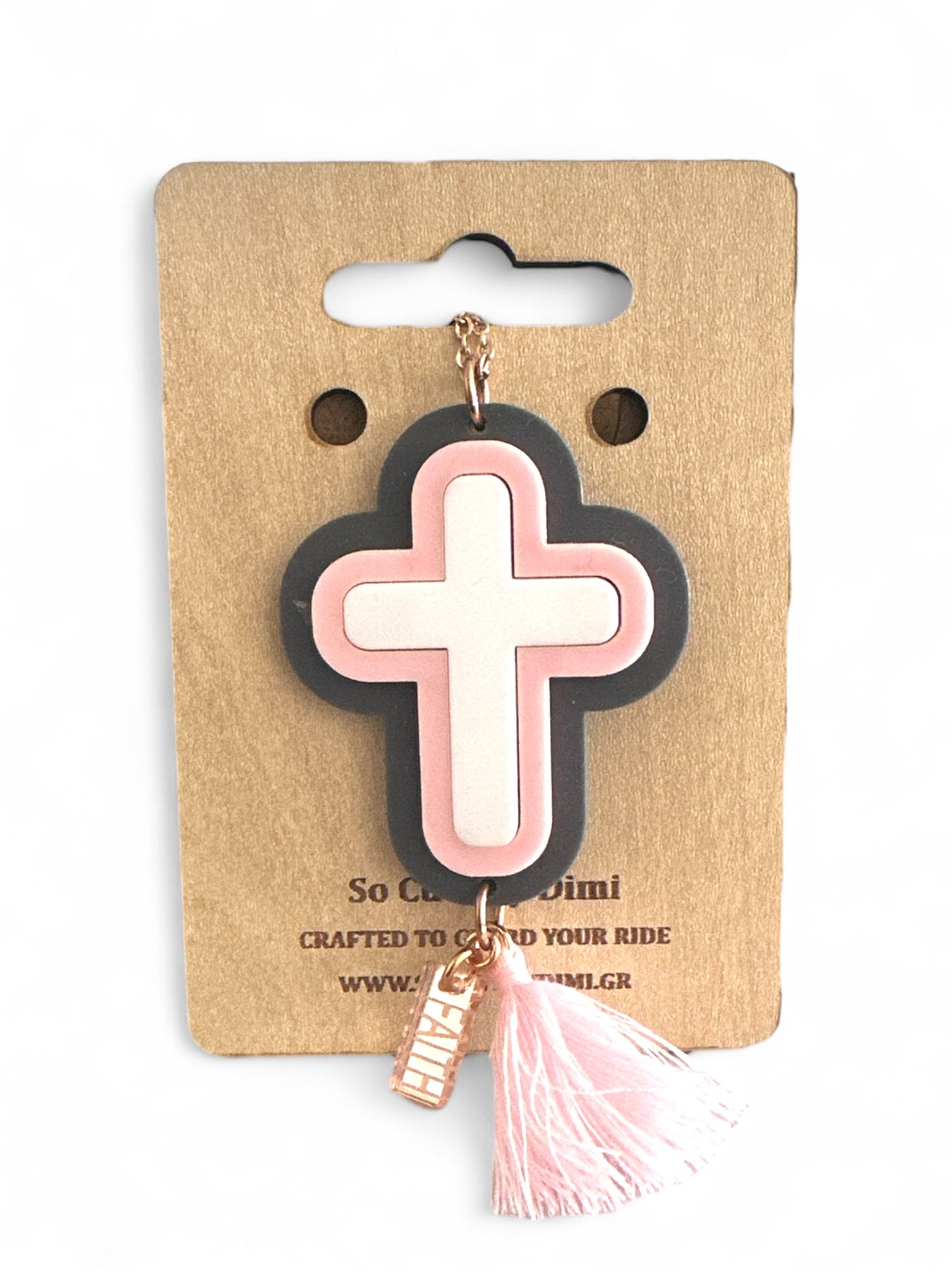 Γούρι αυτοκινήτου σταυρός σε blush pink και γκρι πλέξιγκλας με φούντα και  charm “Faith” σε ξύλινη καρτέλα δώρου