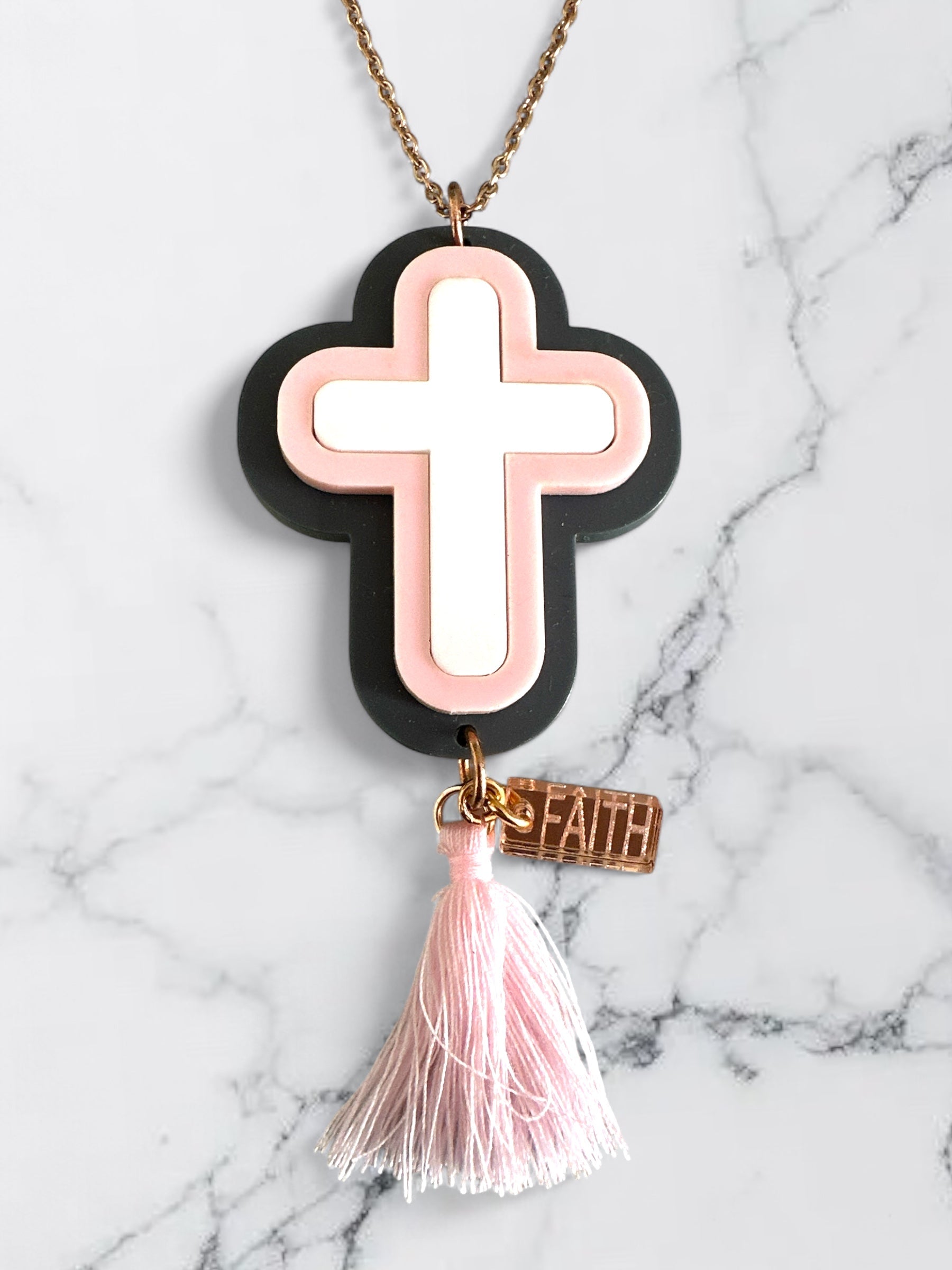 Γούρι αυτοκινήτου σταυρός σε blush pink και γκρι πλέξιγκλας με φούντα και  charm “Faith”