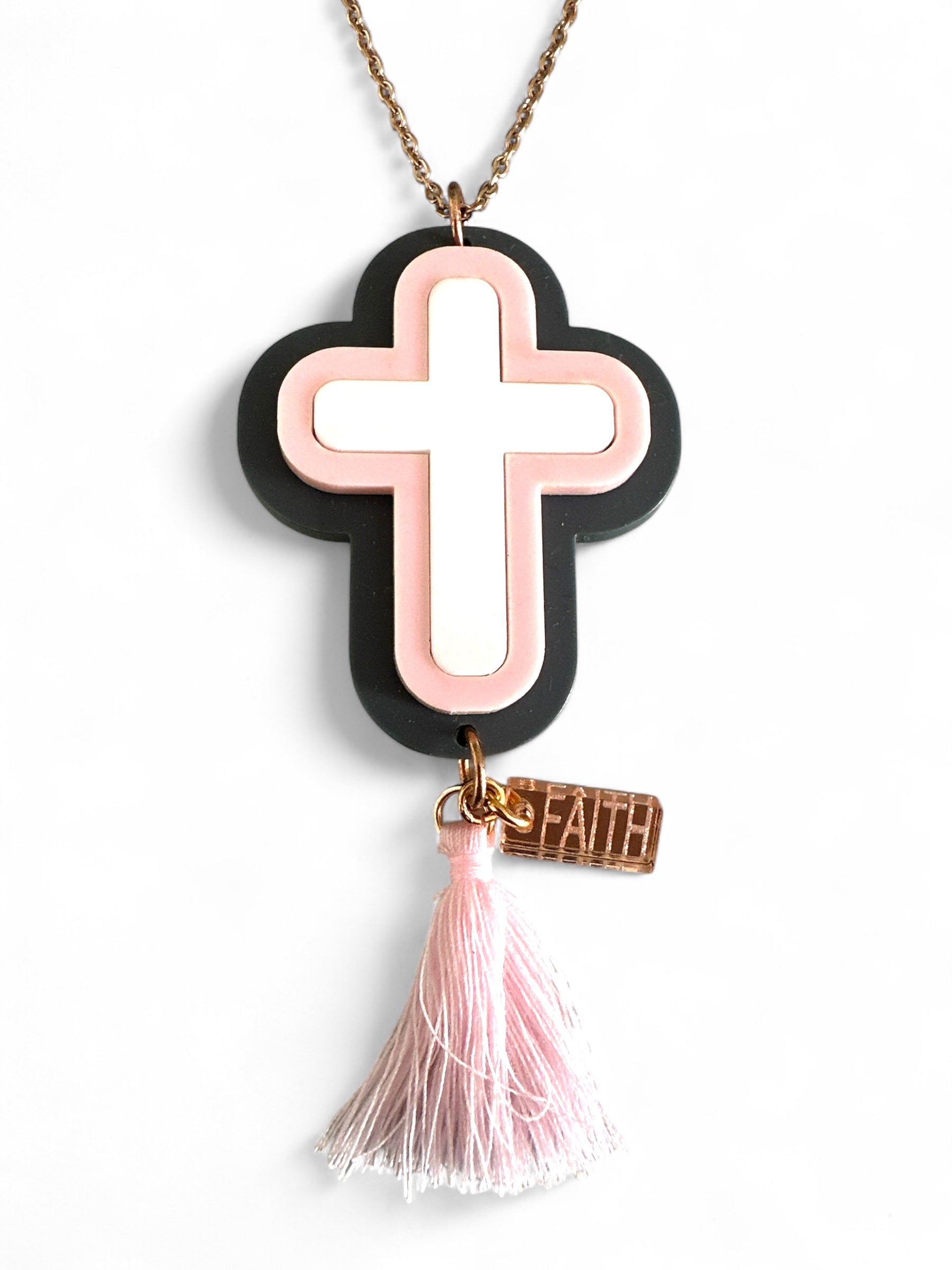 Γούρι αυτοκινήτου σταυρός σε blush pink και γκρι πλέξιγκλας με φούντα και  charm “Faith”