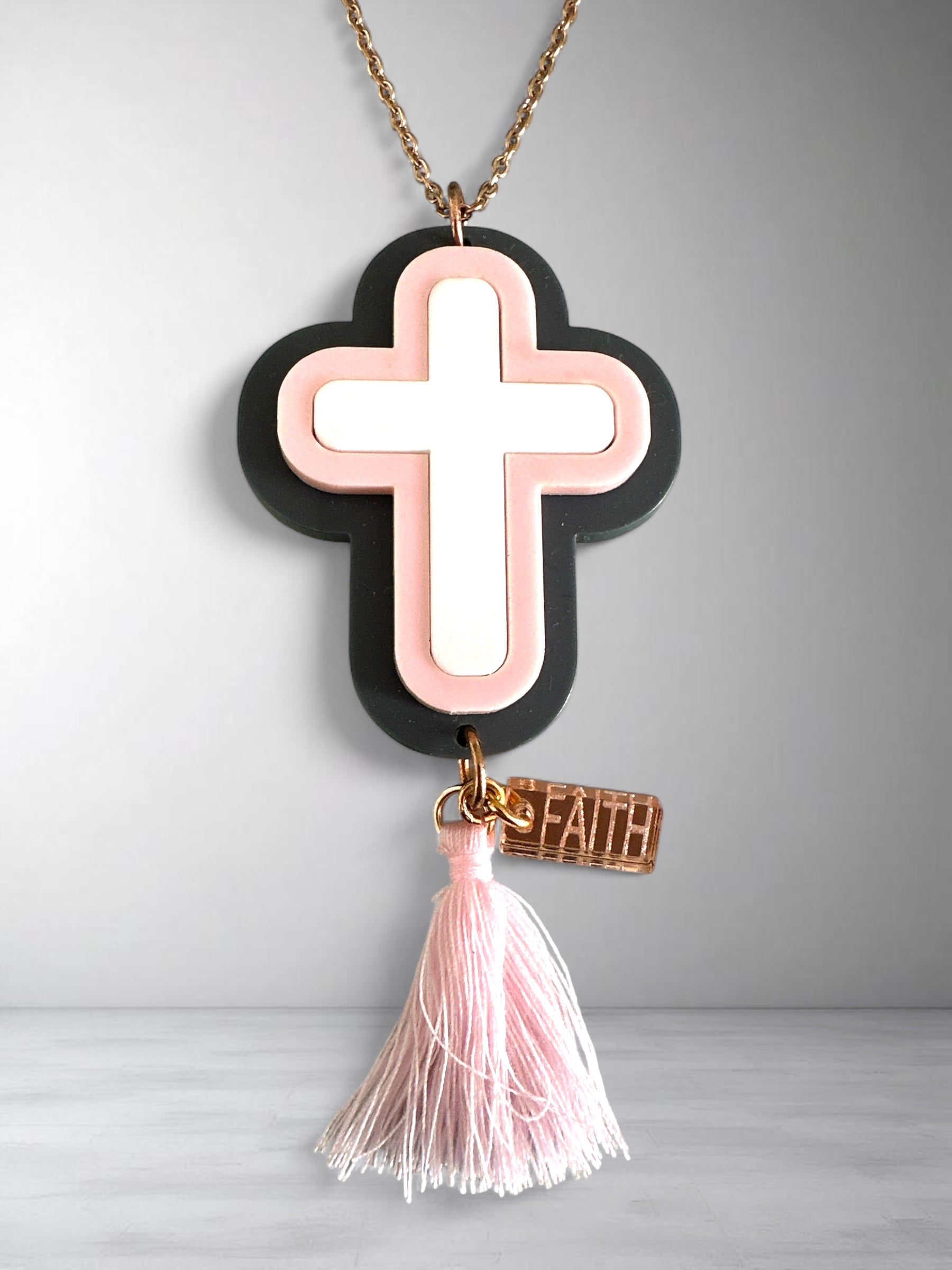 Γούρι αυτοκινήτου σταυρός σε blush pink και γκρι πλέξιγκλας με φούντα και  charm “Faith”