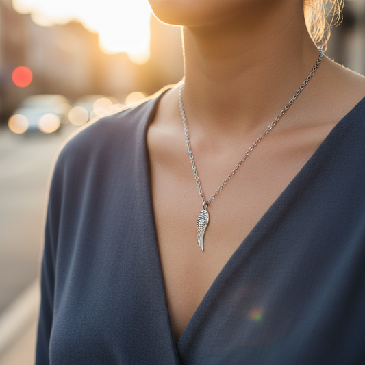 Angel Wing Necklace – Ατσάλινο Κολιέ με Φτερό Αγγέλου | So Cute by Dimi Χονδρική