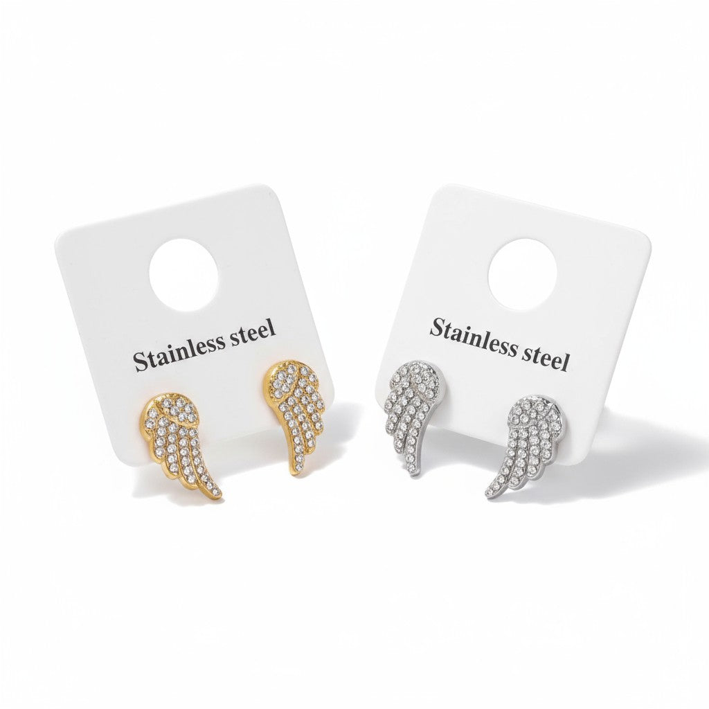 Crystal Angel Studs – Ατσάλινα Σκουλαρίκια με Φτερό Αγγέλου & Ζιργκόν | So Cute by Dimi Χονδρική
