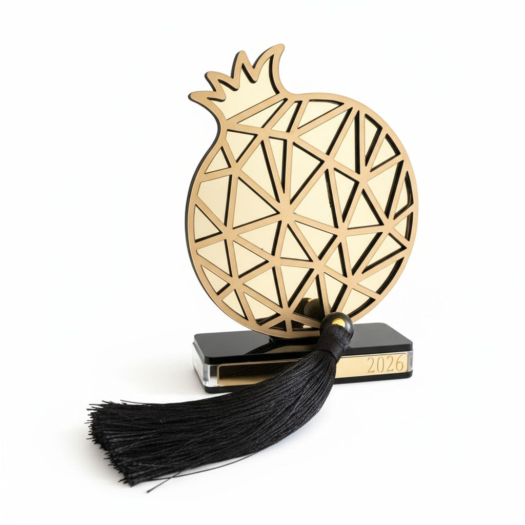 Plexiglass γούρι Ρόδι Symbolic Luxe 2026 σε χρυσό ή ασημί καθρέφτη με μαύρη βάση και φούντα — So Cute by Dimi Wholesale