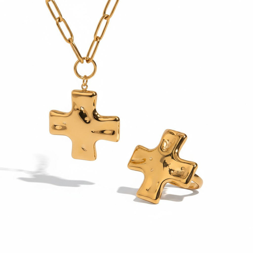 Ατσάλινο κολιέ και δαχτυλίδι με hammered σταυρό σε χρυσή απόχρωση — premium κοσμήματα με Ion Plating επίστρωση, So Cute by Dimi Wholesale