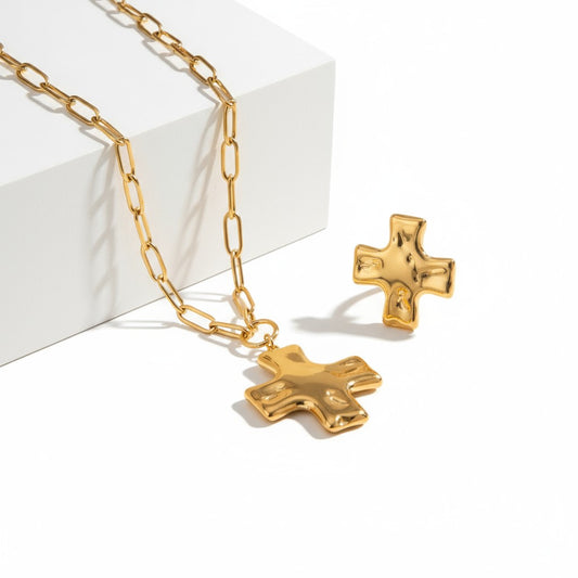 Ατσάλινο κολιέ και δαχτυλίδι με hammered σταυρό σε χρυσή απόχρωση — premium κοσμήματα με Ion Plating επίστρωση, So Cute by Dimi Wholesale