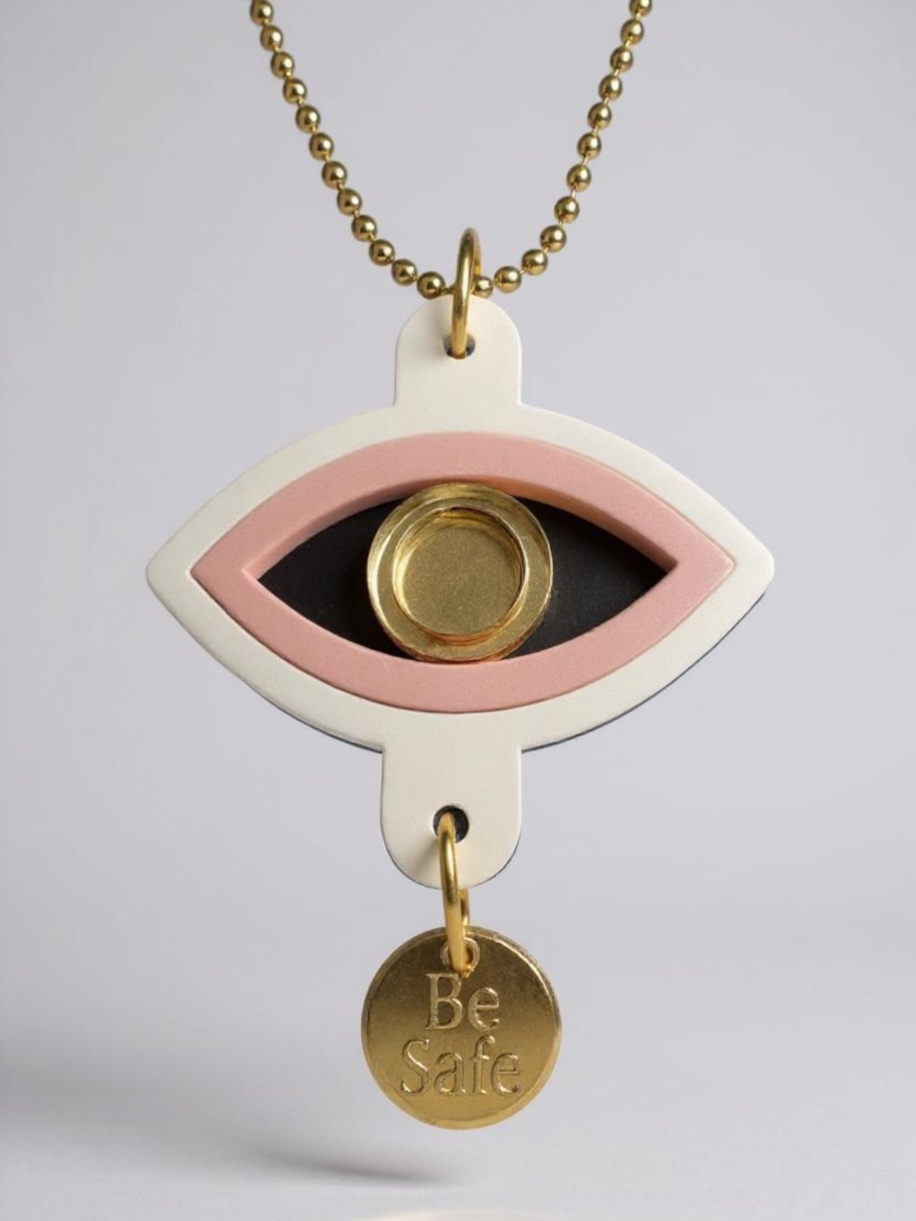 Γούρι αυτοκινήτου σε σχήμα ματιού με blush pink λεπτομέρεια, χρυσό καθρέφτη στο κέντρο και plexiglass charm Be Safe