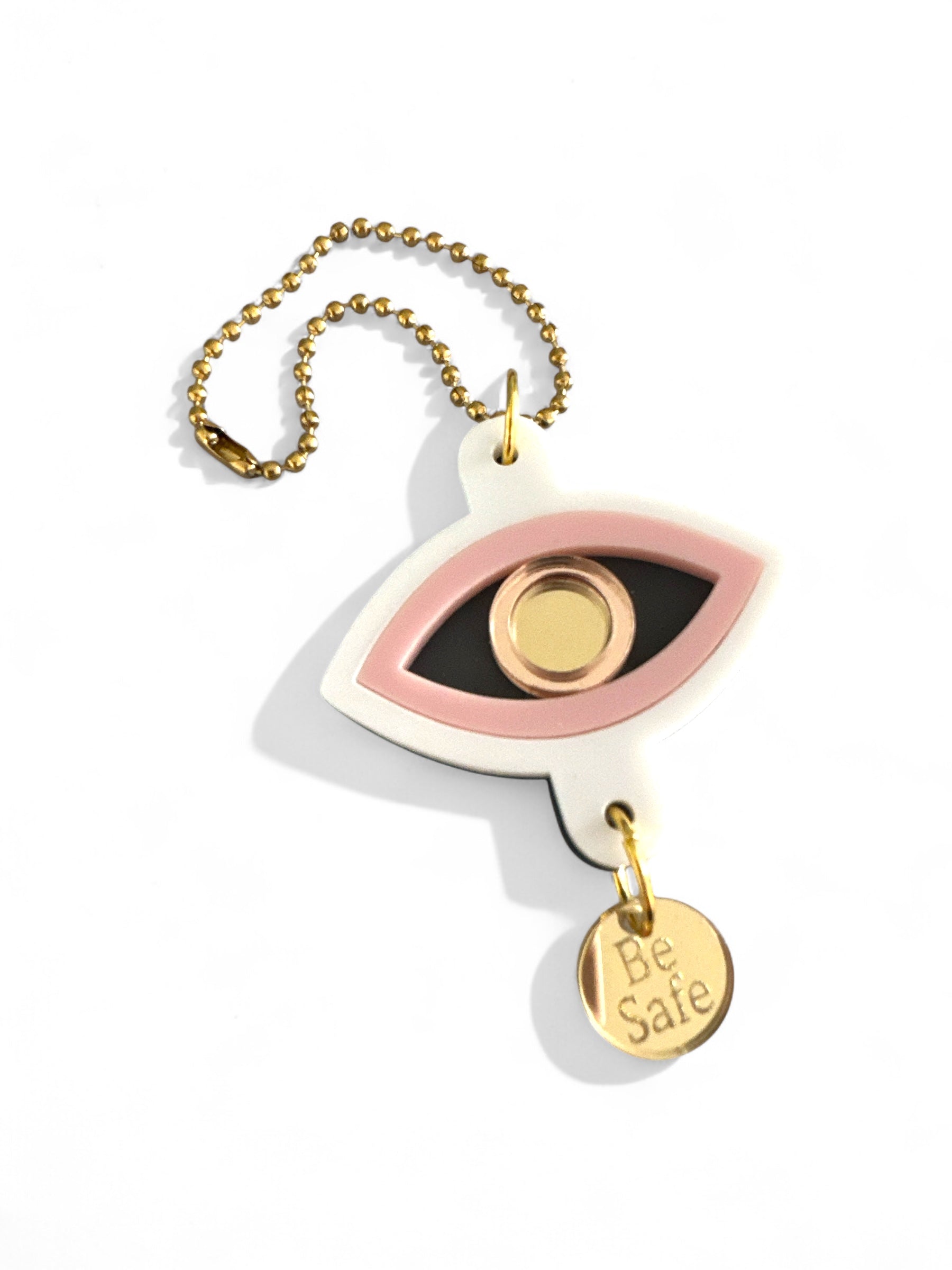 Γούρι αυτοκινήτου σε σχήμα ματιού με blush pink λεπτομέρεια, χρυσό καθρέφτη στο κέντρο και plexiglass charm Be Safe