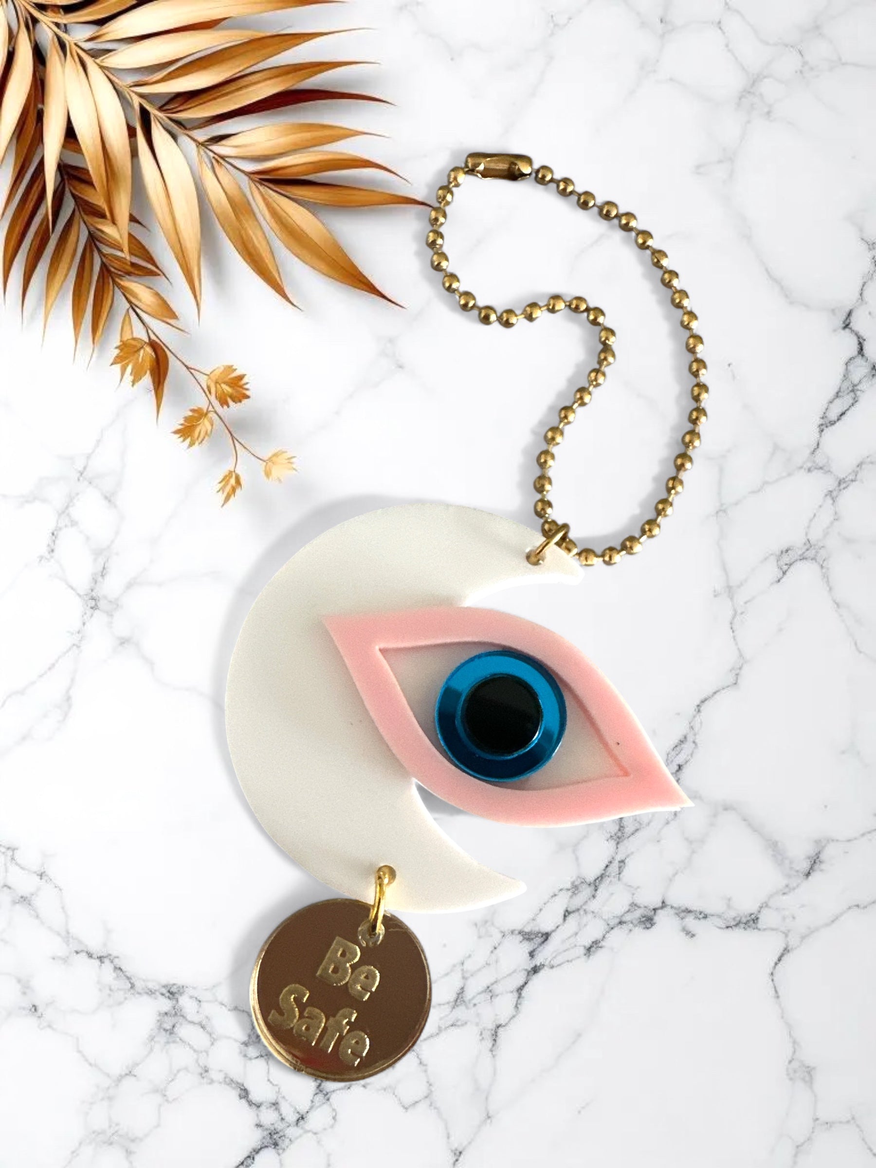 Γούρια αυτοκινήτου σε σχήμα μισοφέγγαρου με μάτι σε ροζ και γκρι πλέξιγκλας, μπλε διάφανο κέντρο και μεταλλικό charm “Be Safe”