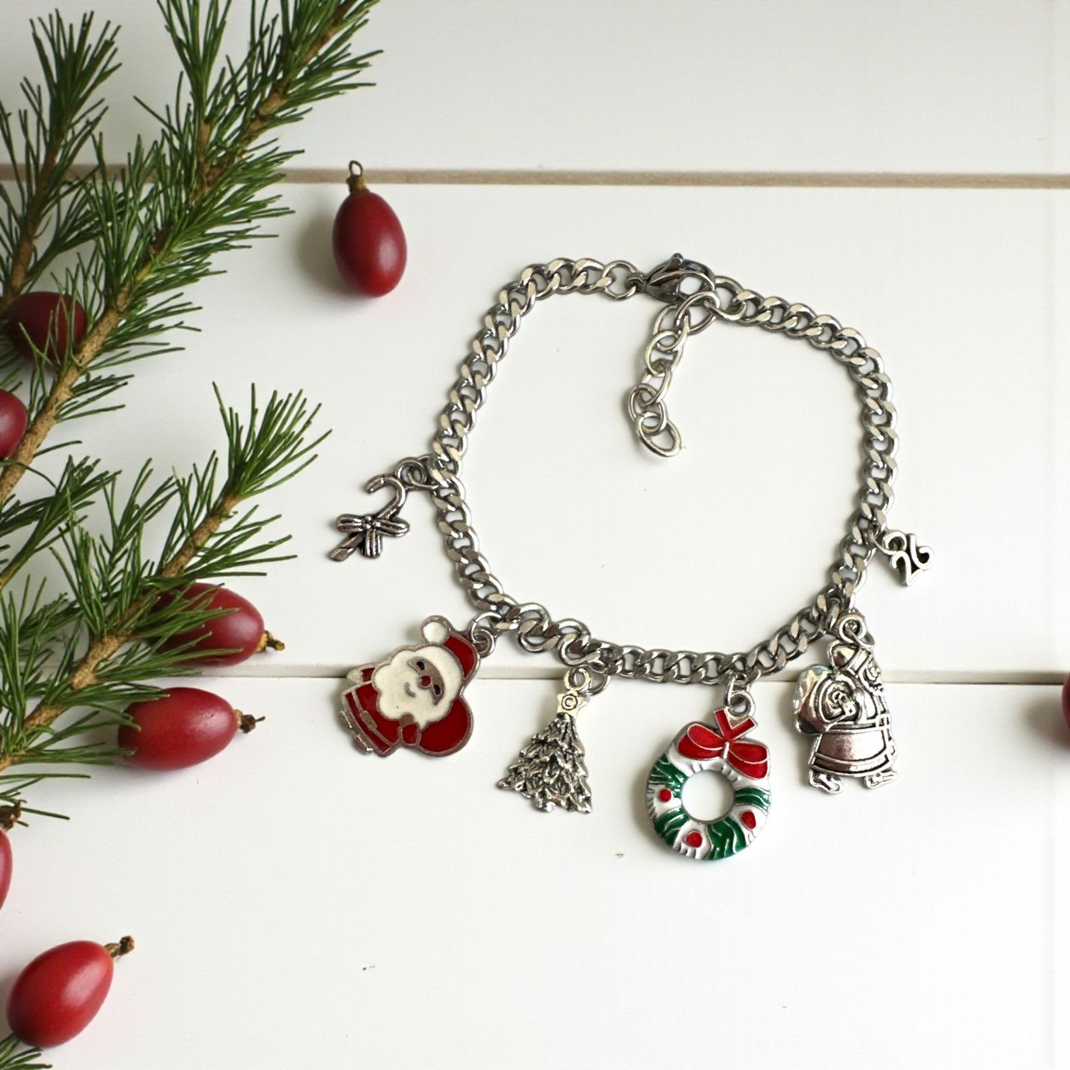 Χειροποίητο ατσάλινο βραχιόλι γούρι με χριστουγεννιάτικα charms Santa, δέντρο & στεφάνι – So Cute by Dimi