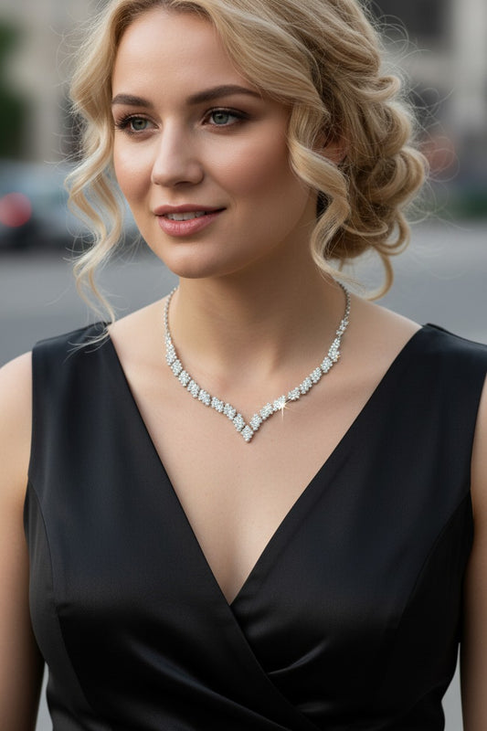 Diamond-look V-line choker με full crystal shine σε gold και silver – So Cute by Dimi Wholesale