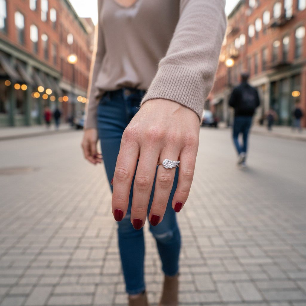 Crystal Angel Ring – Ατσάλινο Δαχτυλίδι με Φτερό Αγγέλου & Ζιργκόν | So Cute by Dimi Χονδρική