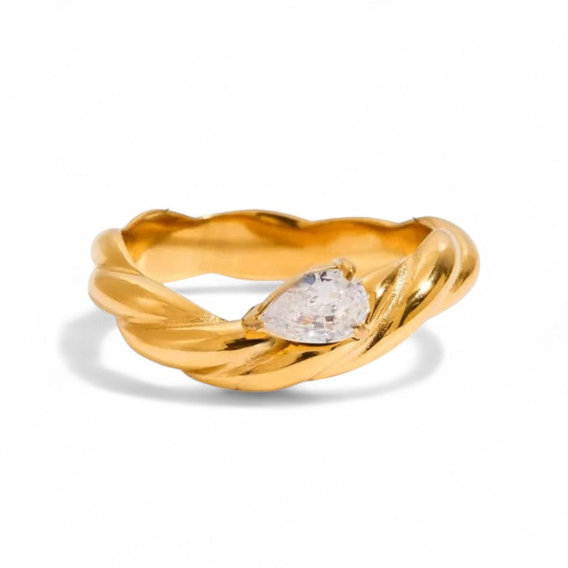 Premium ατσάλινο δαχτυλίδι Twisted Drop με ζιργκόν σε σχήμα δάκρυ – So Cute By Dimi