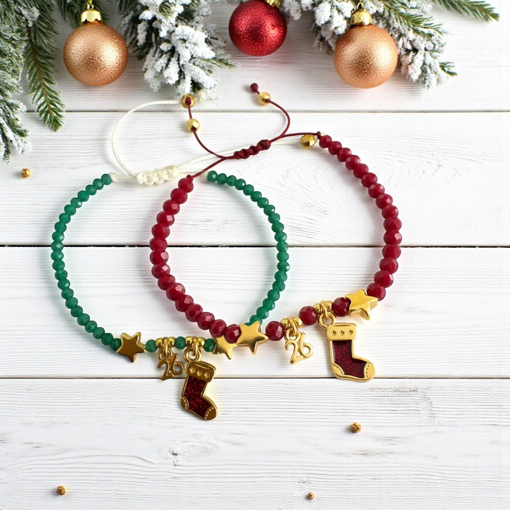 Χριστουγεννιάτικο βραχιόλι-γούρι με χάντρες και κάλτσα σμάλτο, So Cute by Dimi.