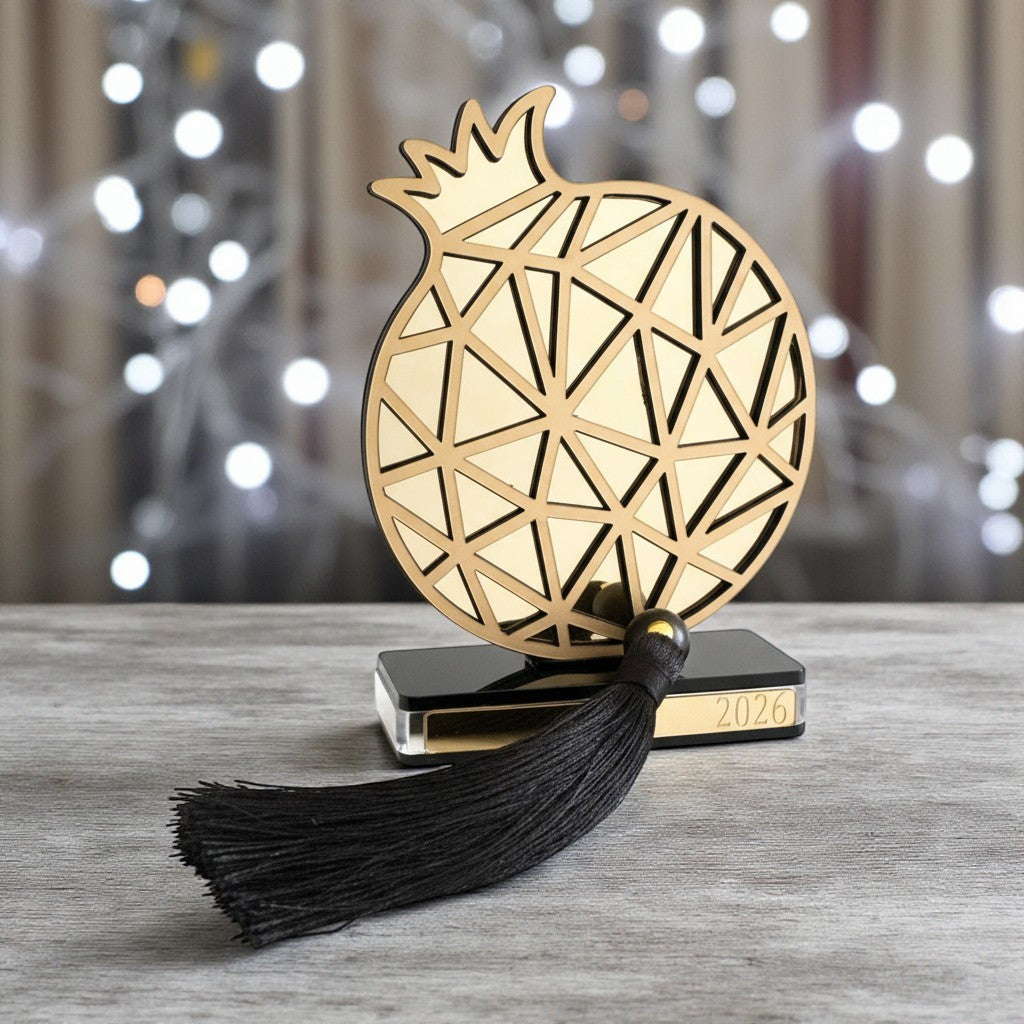 Plexiglass γούρι Ρόδι Symbolic Luxe 2026 σε χρυσό ή ασημί καθρέφτη με μαύρη βάση και φούντα — So Cute by Dimi Wholesale