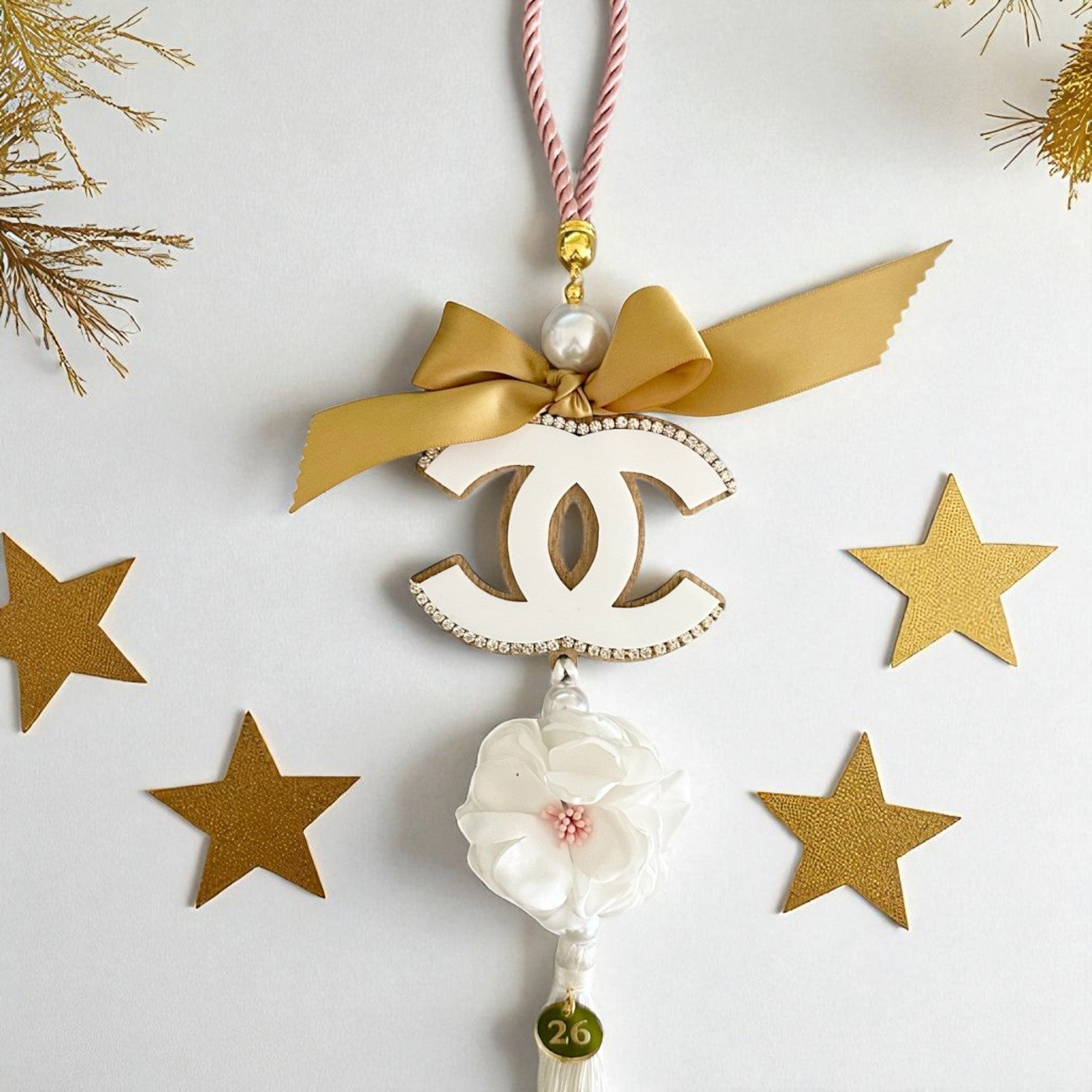 Γούρι 2026 Christmas Couture με φιόγκο, πέρλες, στρας, καμέλια & φούντα – Χονδρική So Cute by Dimi