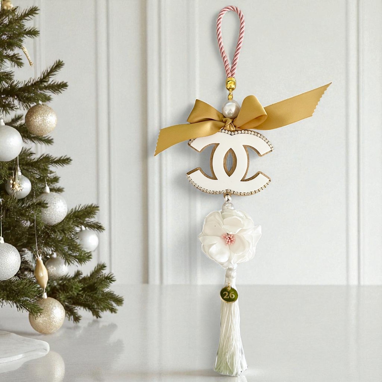 Γούρι 2026 Christmas Couture με φιόγκο, πέρλες, στρας, καμέλια & φούντα – Χονδρική So Cute by Dimi