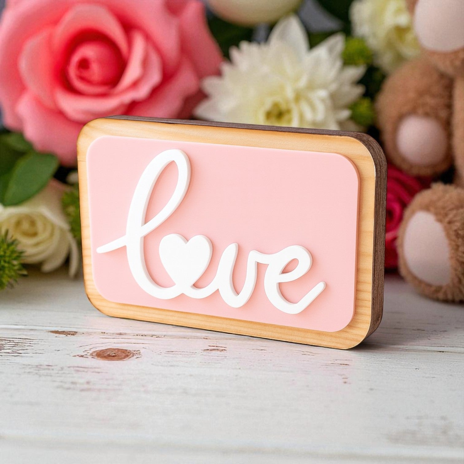 Επιτραπέζιο χειροποίητο γούρι LOVE με ξύλινη πλάτη και plexiglass baby pink/λευκό – Χονδρική So Cute by Dimi