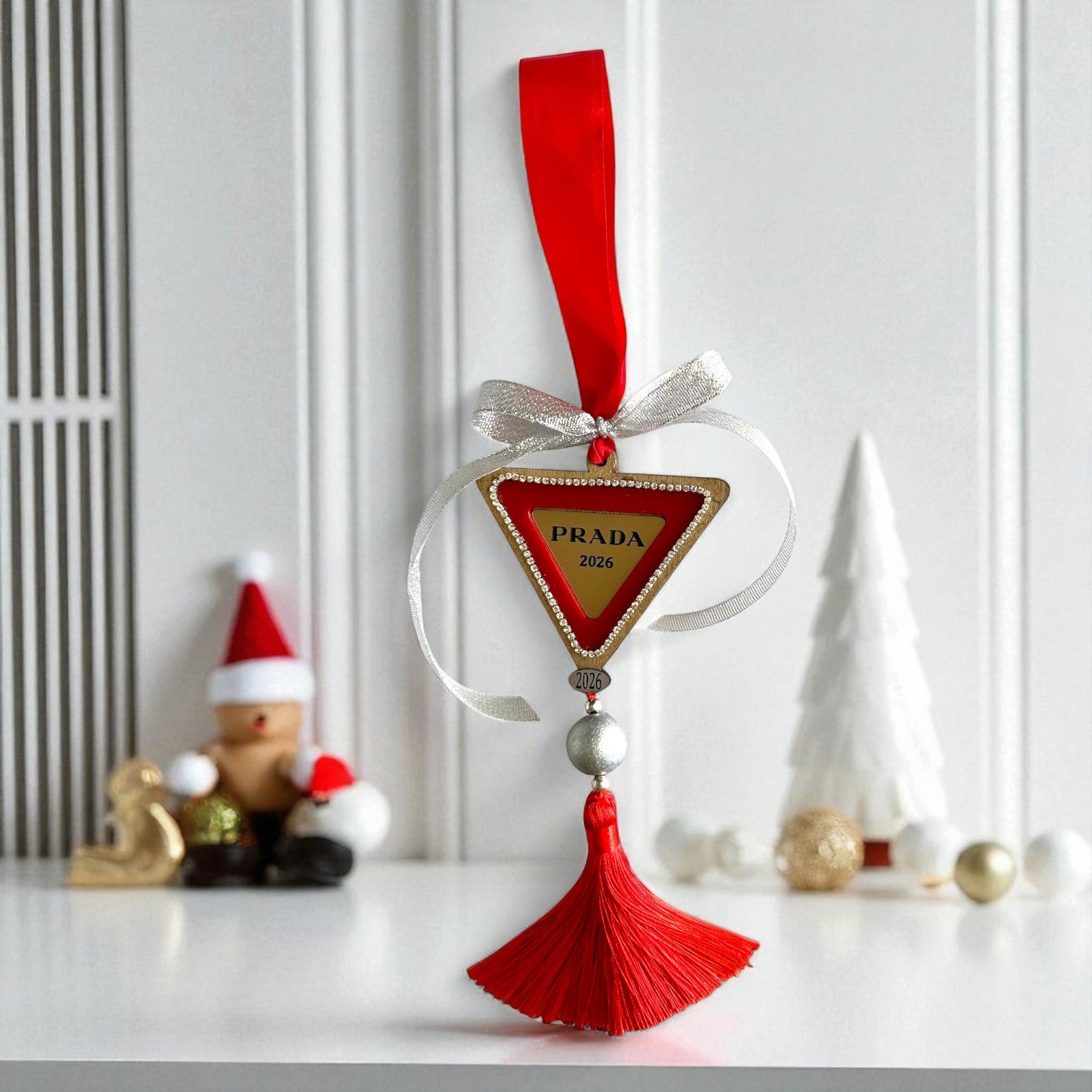 Γούρι 2026 Couture τρίγωνο με κόκκινη κορδέλα, στρας και φούντα – Χονδρική So Cute by Dimi