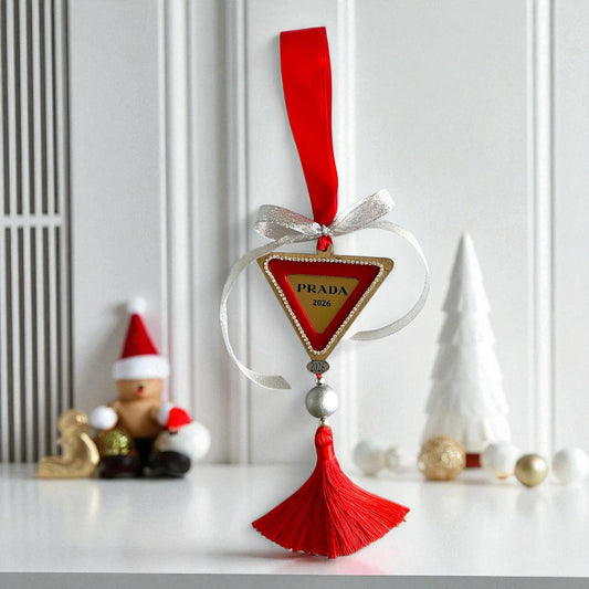 Γούρι 2026 Couture τρίγωνο με κόκκινη κορδέλα, στρας και φούντα – Χονδρική So Cute by Dimi