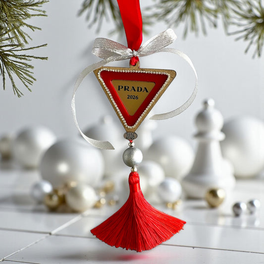 Γούρι 2026 Couture τρίγωνο με κόκκινη κορδέλα, στρας και φούντα – Χονδρική So Cute by Dimi