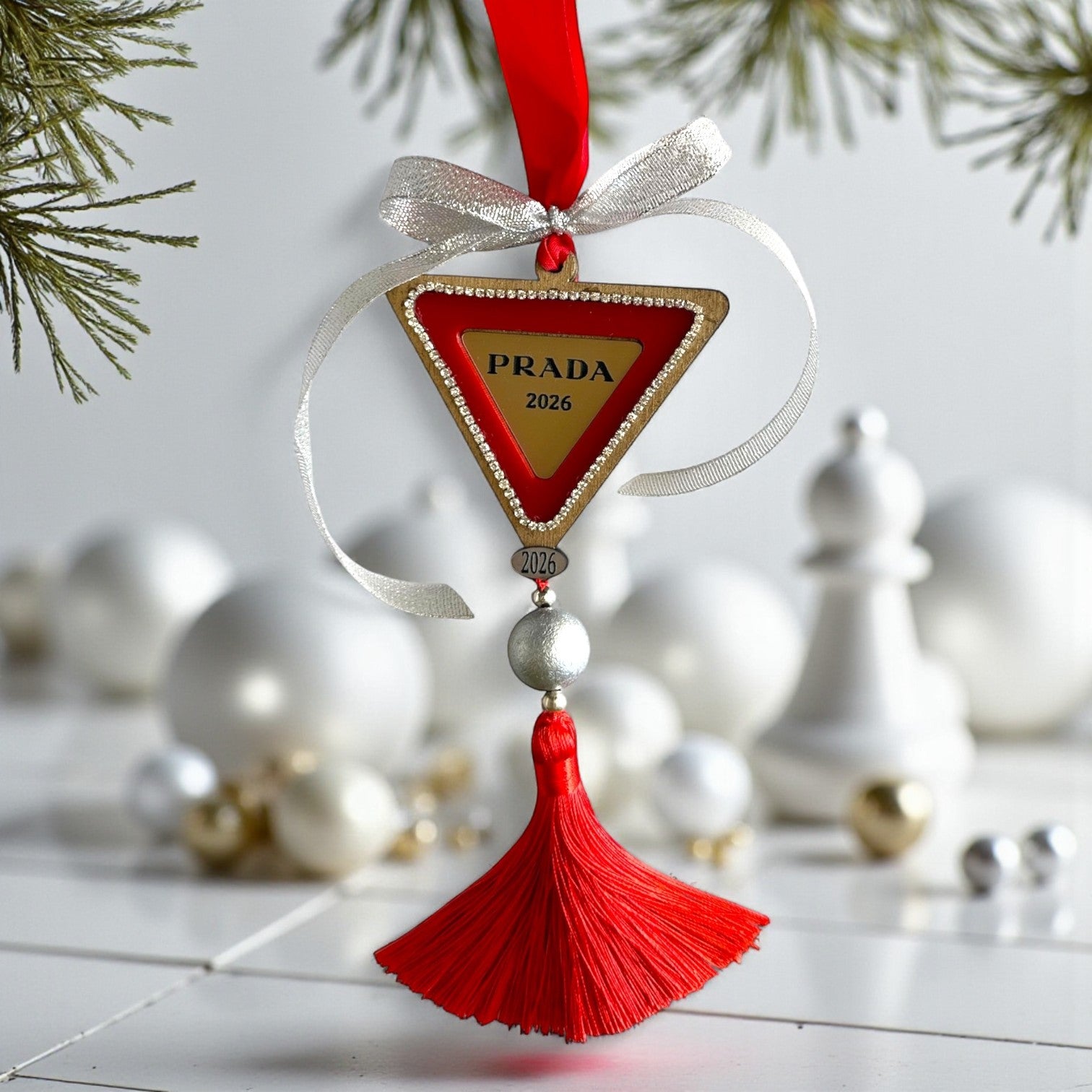 Γούρι 2026 Couture τρίγωνο με κόκκινη κορδέλα, στρας και φούντα – Χονδρική So Cute by Dimi