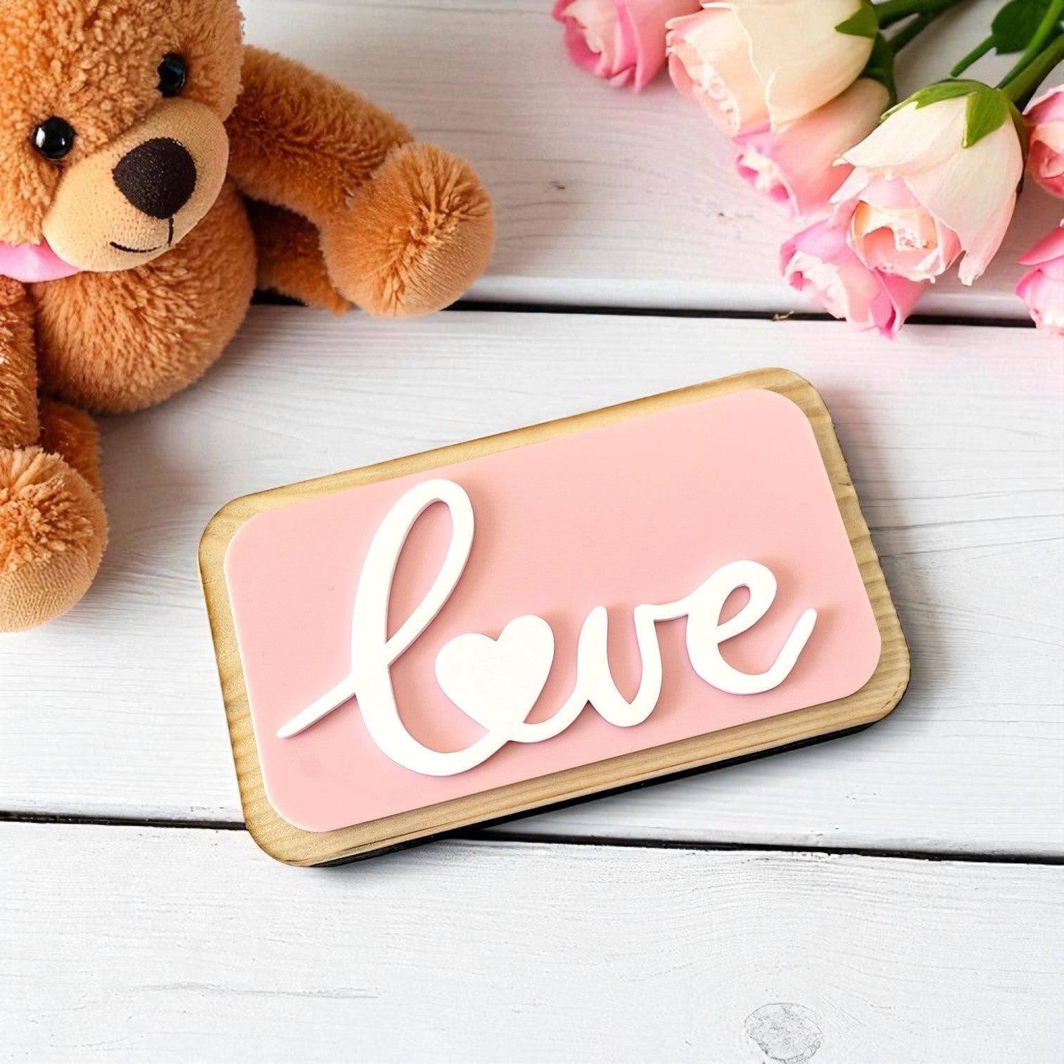 Επιτραπέζιο χειροποίητο γούρι LOVE με ξύλινη πλάτη και plexiglass baby pink/λευκό – Χονδρική So Cute by Dimi