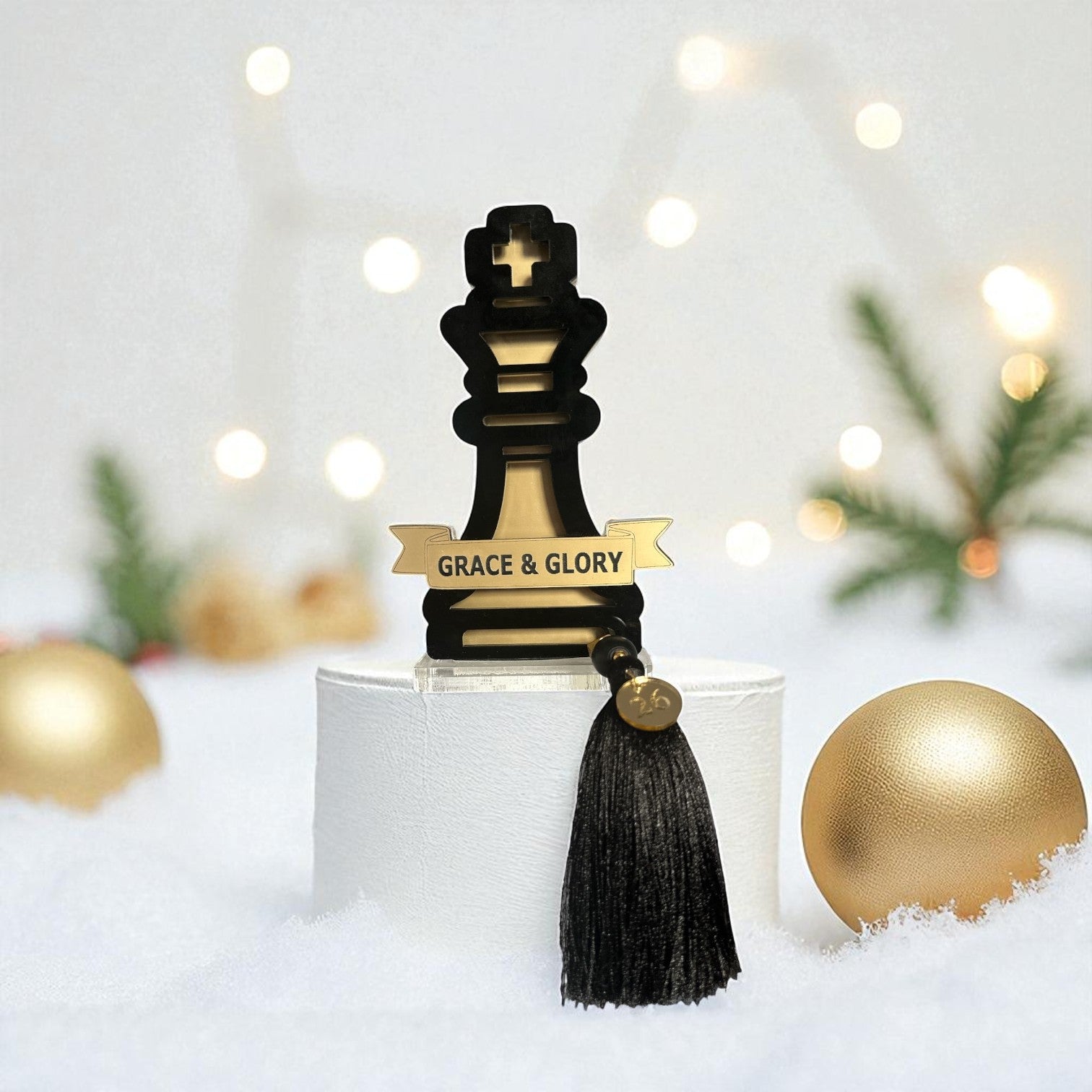 Χονδρικό επιτραπέζιο γούρι 2026 King Chess Bold Plexiglass με φούντα και μοτίφ “26” – Grace & Glory-So Cute by Dmi