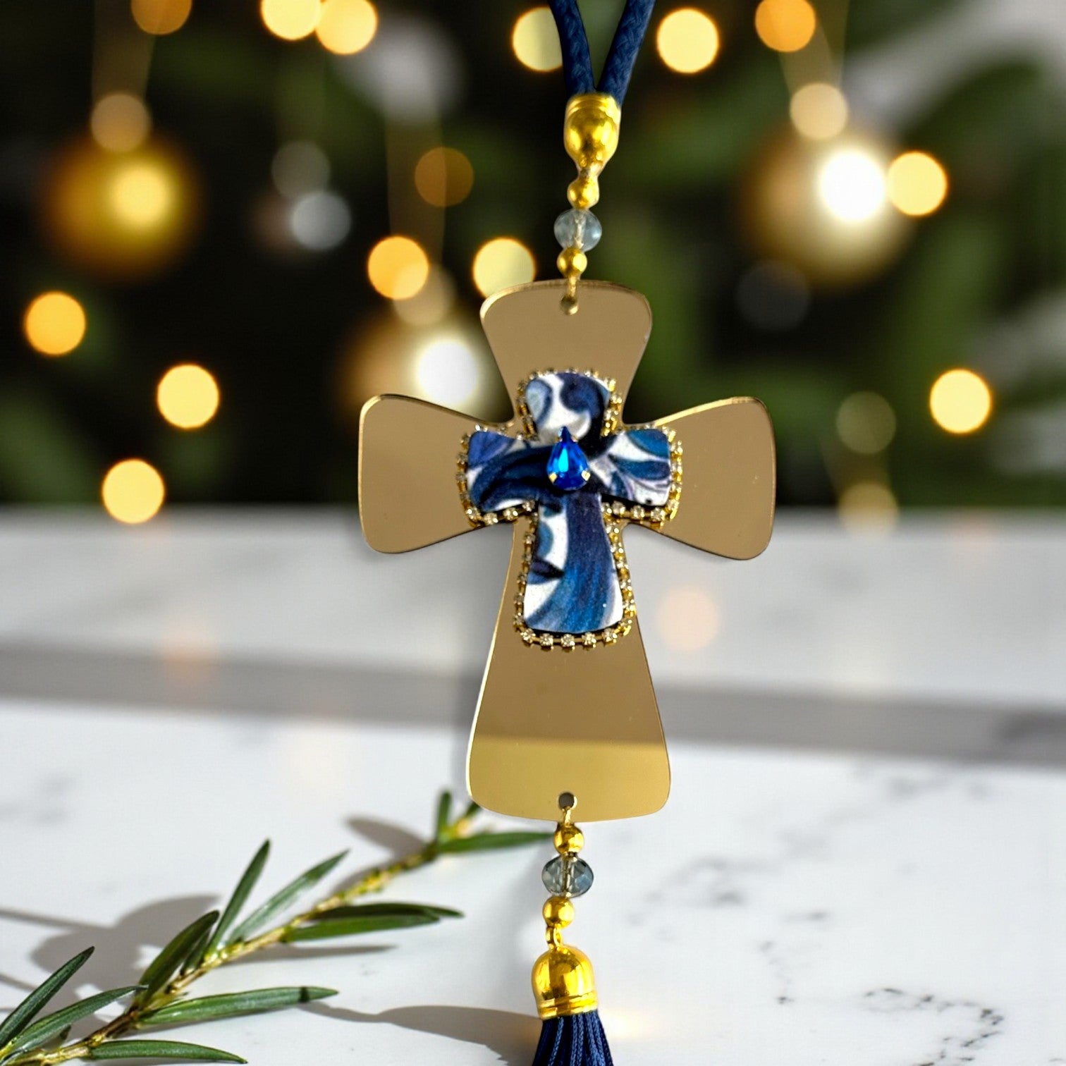 Γούρι 2026 κρεμαστός σταυρός με κρύσταλλο, στρας & φούντα – Greek Wishes Χονδρική So Cute by Dimi