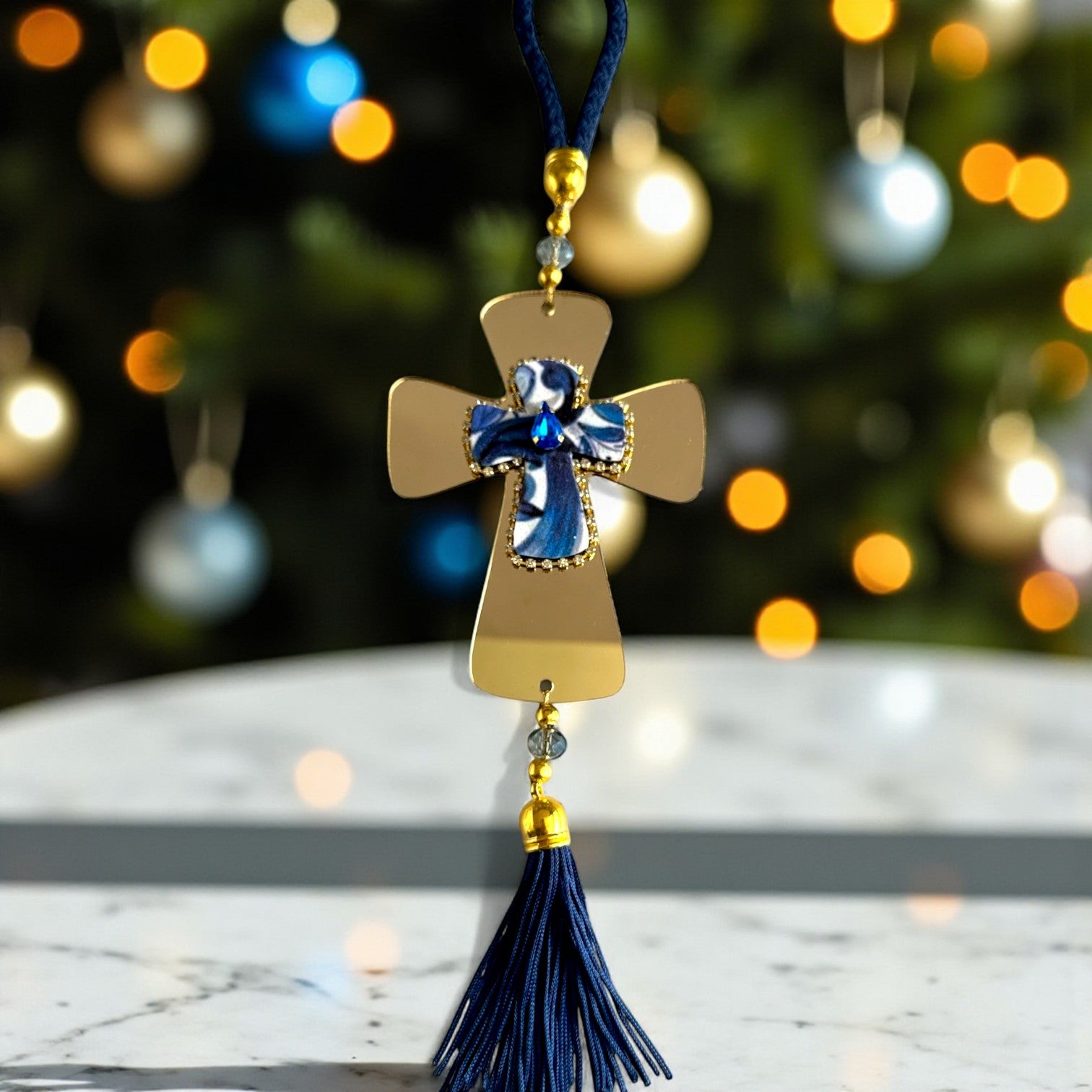 Γούρι 2026 κρεμαστός σταυρός με κρύσταλλο, στρας & φούντα – Greek Wishes Χονδρική So Cute by Dimi