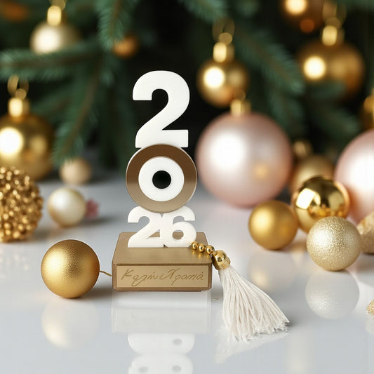 Γούρι 2026 επιτραπέζιο κάθετο μάτι ξύλινη βάση με φούντα – Χονδρική So Cute by Dimi