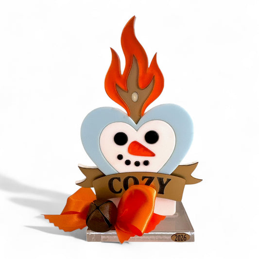 Γούρι 2026 plexiglass επιτραπέζιο χιονάνθρωπος με φιόγκο & banner Cozy – Χονδρική So Cute by Dimi