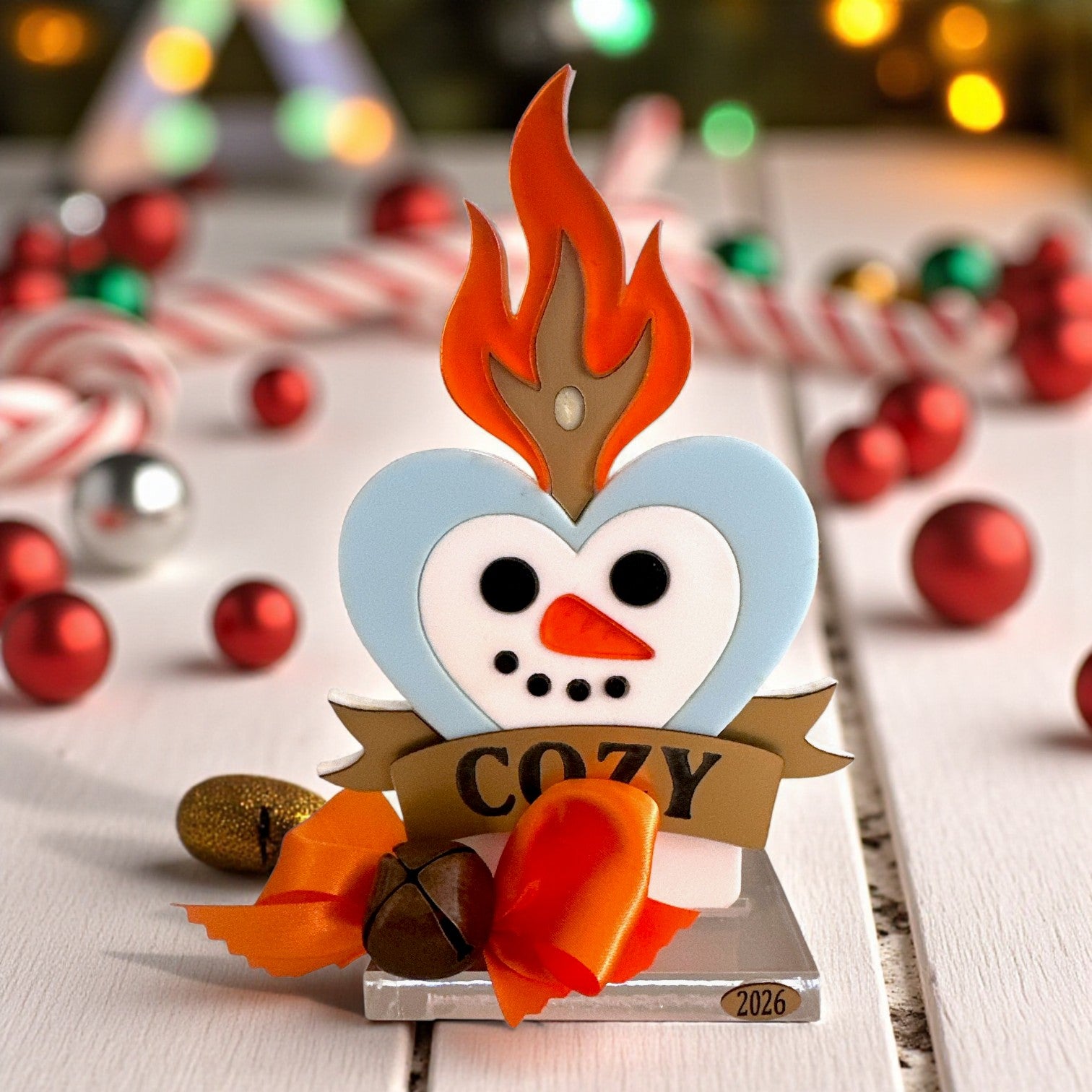 Γούρι 2026 plexiglass επιτραπέζιο χιονάνθρωπος με φιόγκο & banner Cozy – Χονδρική So Cute by Dimi