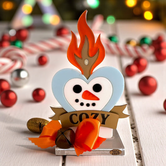 Γούρι 2026 plexiglass επιτραπέζιο χιονάνθρωπος με φιόγκο & banner Cozy – Χονδρική So Cute by Dimi