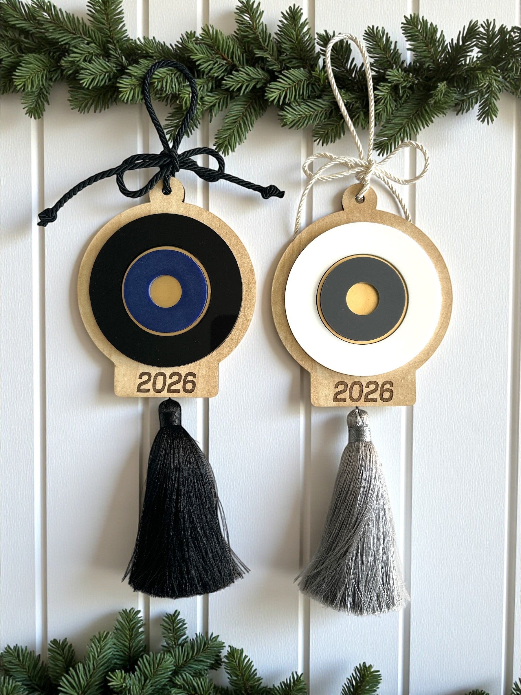 Γούρι 2026 κρεμαστό μάτι ξύλο plexiglass με φούντα – Χονδρική So Cute by Dimi