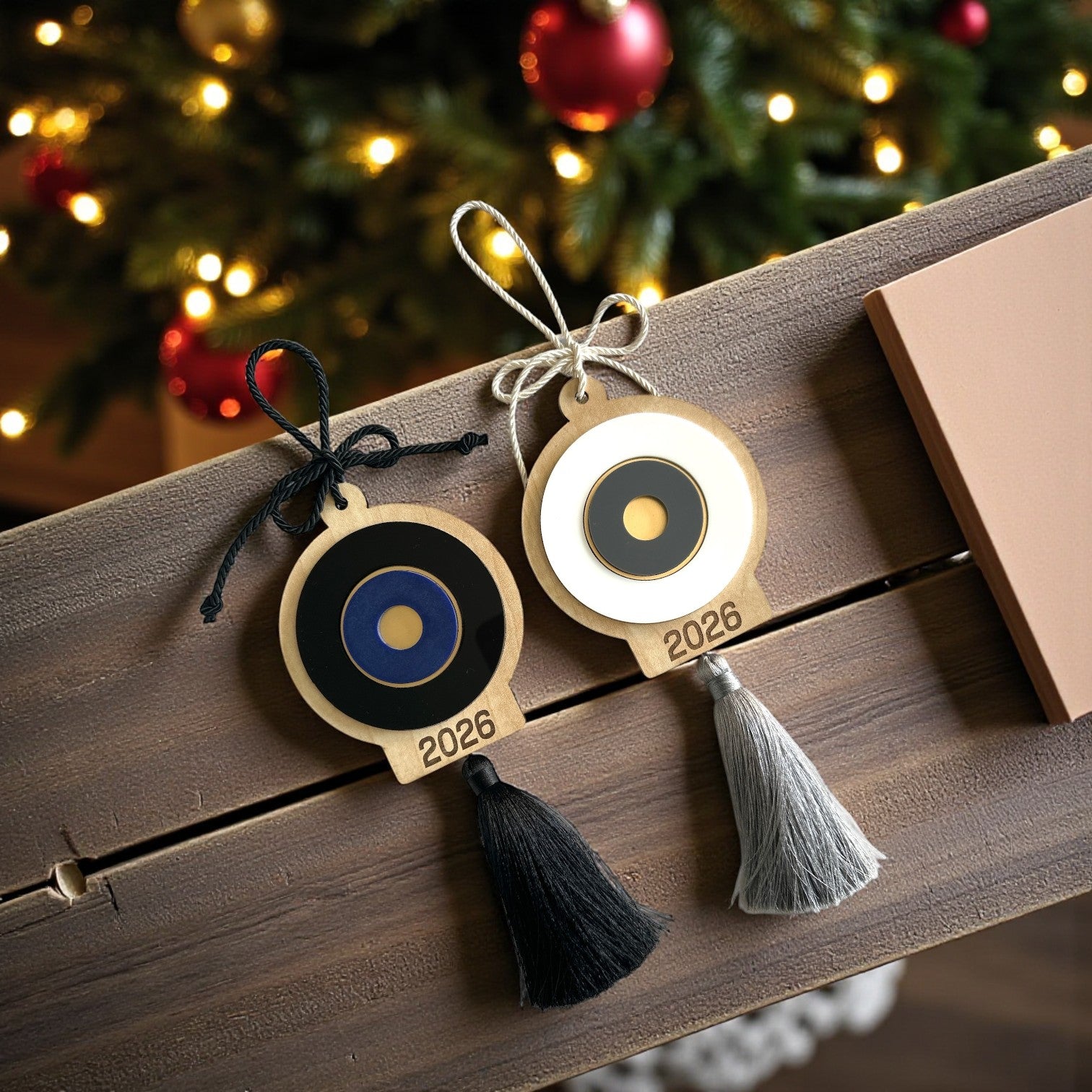 Γούρι 2026 κρεμαστό μάτι ξύλο plexiglass με φούντα – Χονδρική So Cute by Dimi