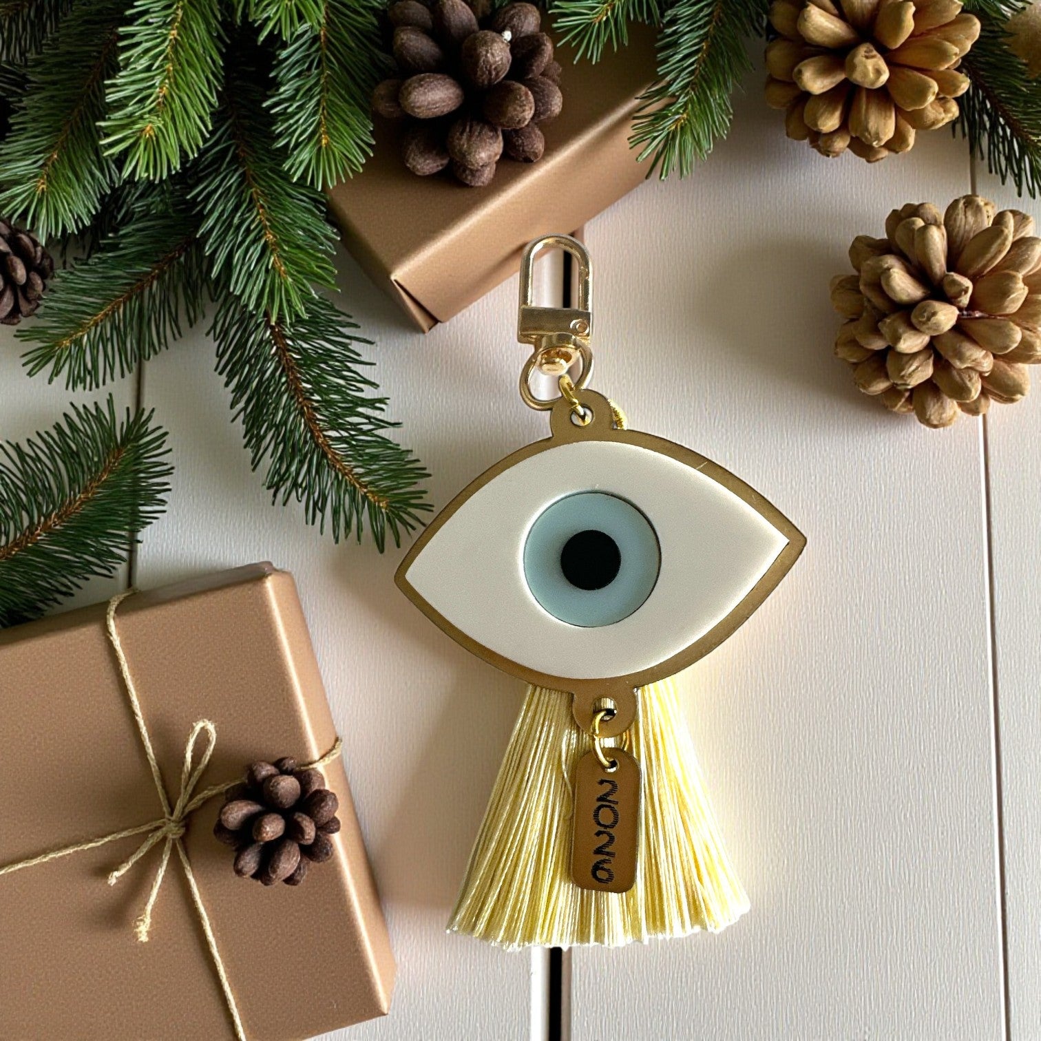 Μπρελόκ – charm τσάντας γούρι 2026 μάτι plexiglass χρυσό ματ με φούντα – Χονδρική So Cute by Dimi