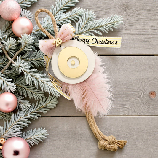 Κρεμαστό boho γούρι μάτι με χρυσό καθρέφτη, λευκή βάση και ροζ φτερό, So Cute by DImi χονδρική