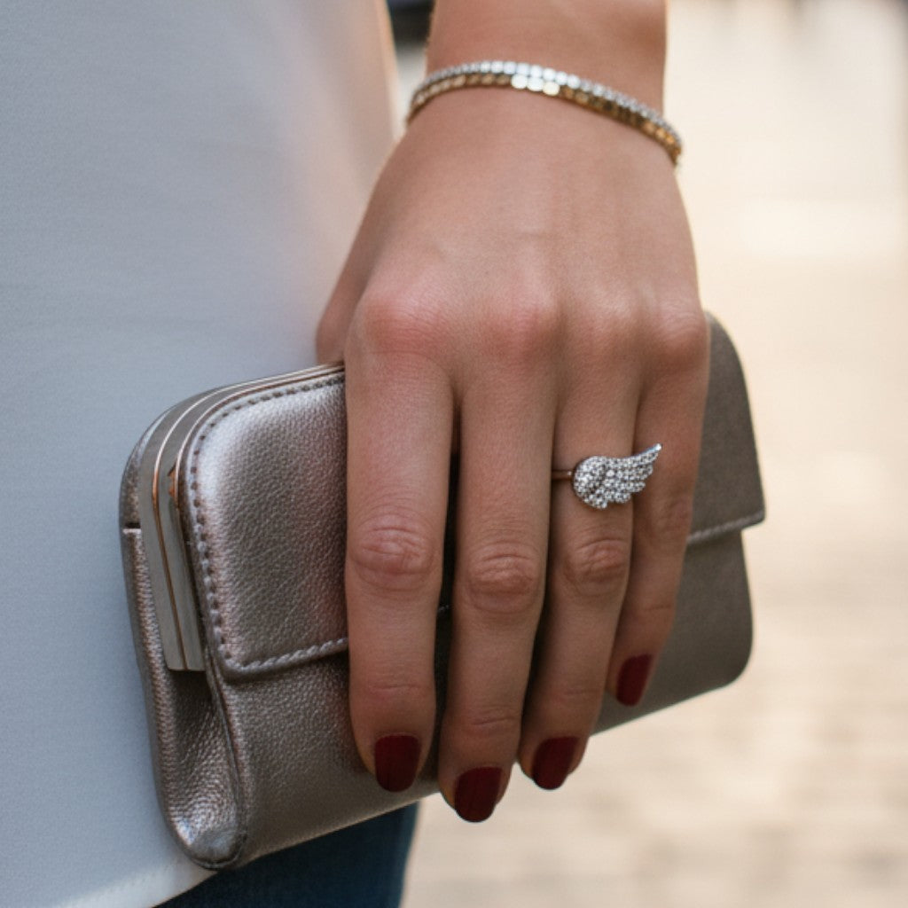 Crystal Angel Ring – Ατσάλινο Δαχτυλίδι με Φτερό Αγγέλου & Ζιργκόν | So Cute by Dimi Χονδρική