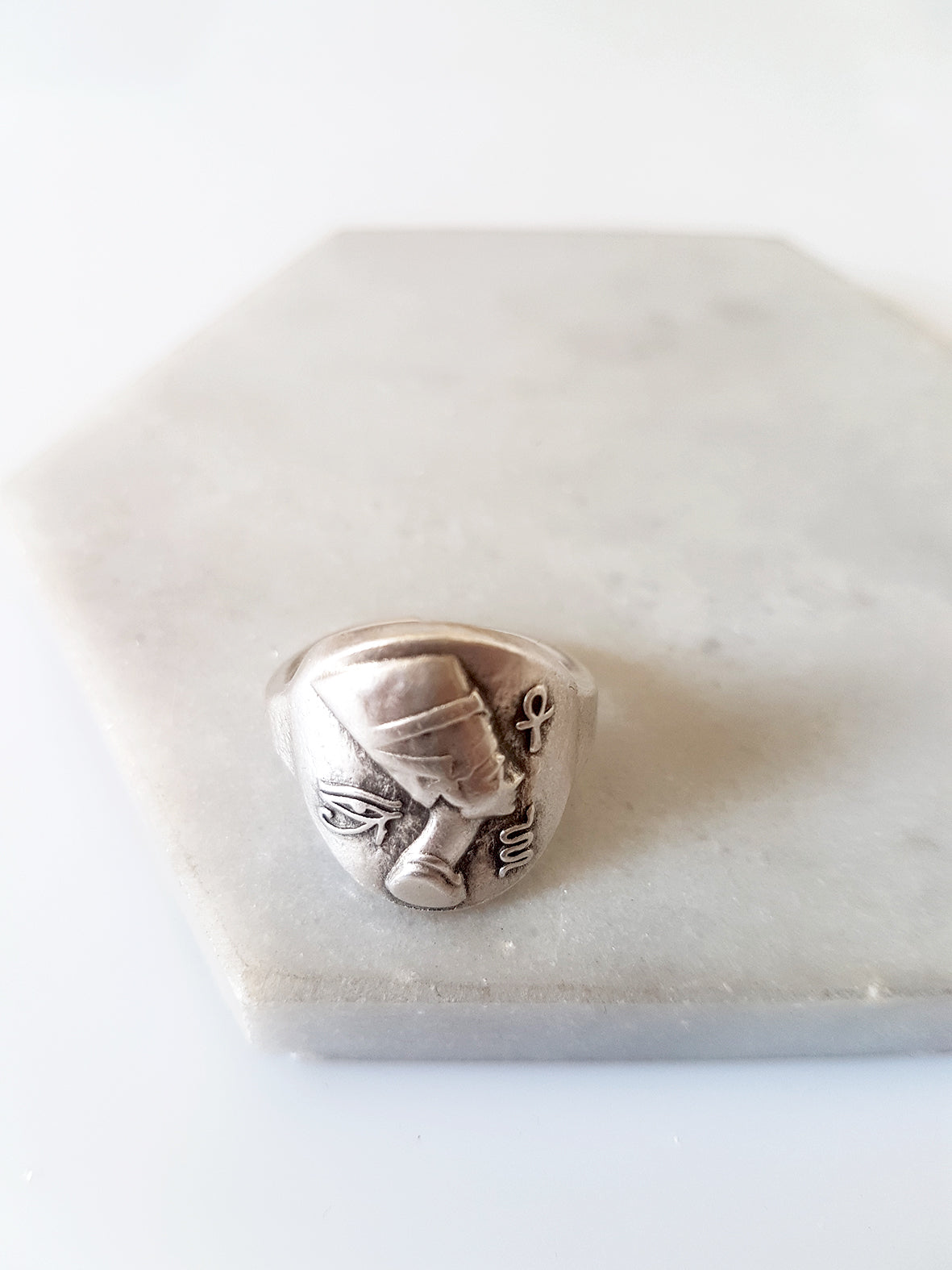 Isis ring in a package of 4 pieces