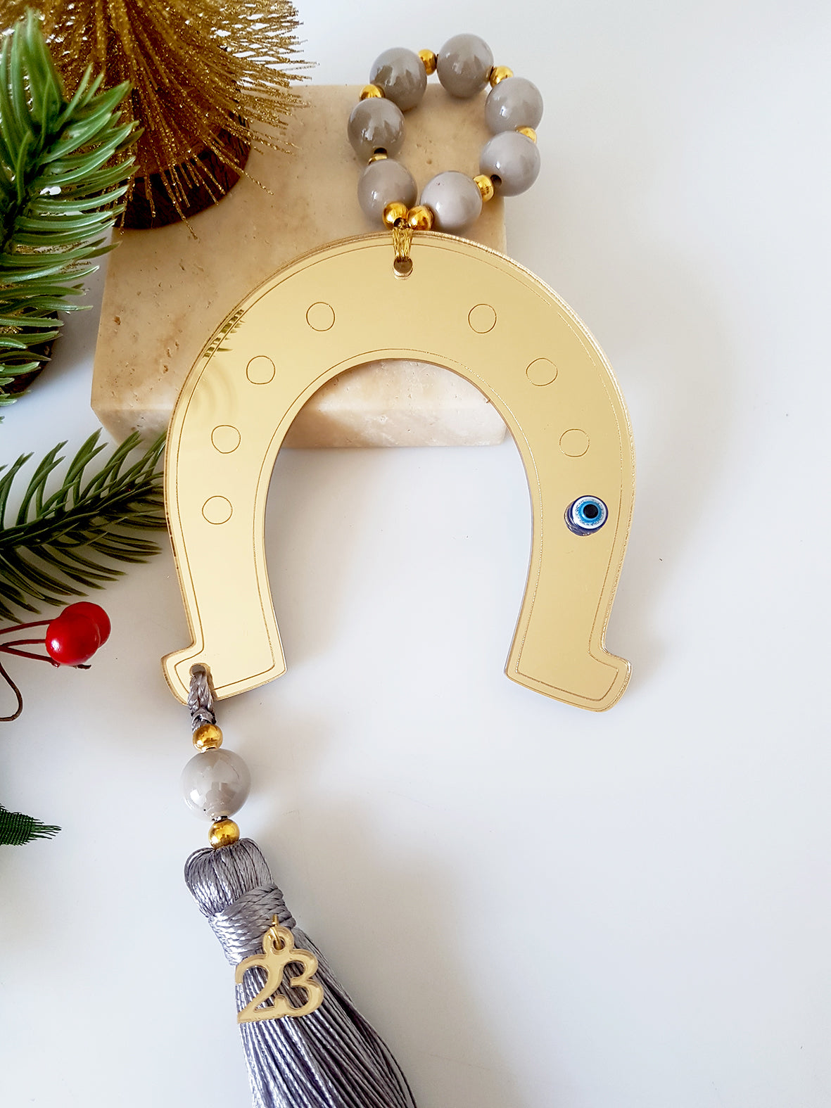 Γούρι χρυσό πέταλο με φούντα