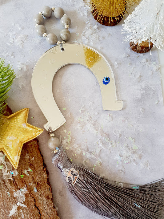 Γούρι χρυσό πέταλο με φούντα