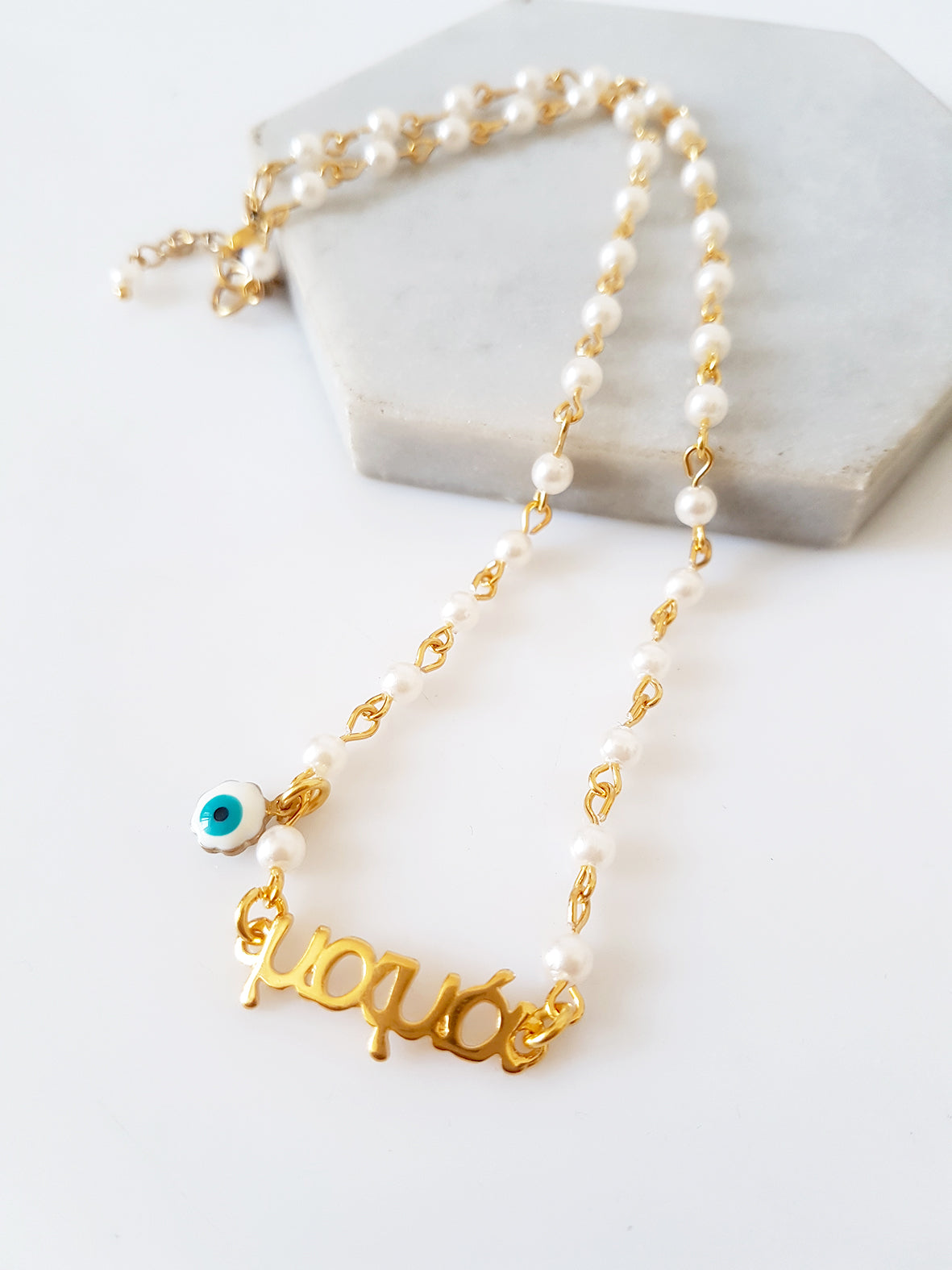 Χειροποίητο κολιέ με πέρλες, ταυτότητα “Μαμά” και ματάκι – So Cute by Dimi