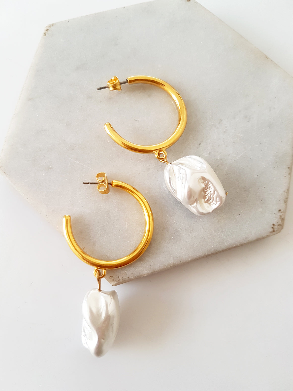 Hoop earrings with mother-of-pearl stone - SoCuteb2b