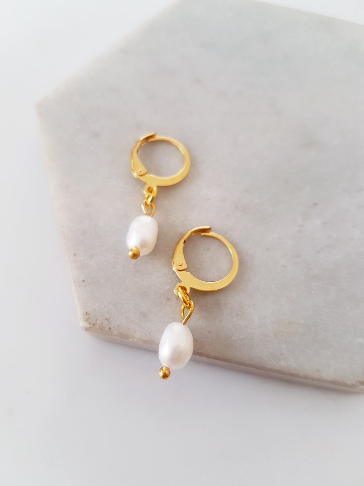 Mini steel hoops with natural pearl - SoCuteb2b